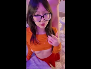 Aryminh Disfruta de Experiencias Divertidas en Cosplay de Velma