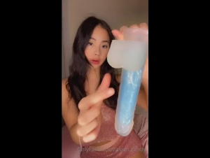 Hermosa asiatica masturbando su coño perfecto