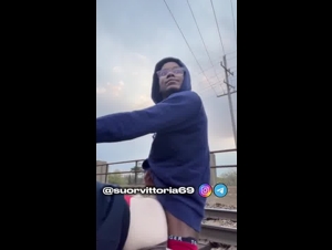 Parejas italiana se detienen en las vias publica y terminan follando