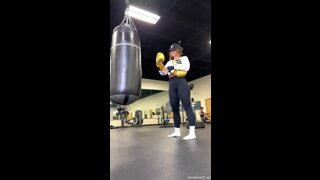 Kelsi Monroe sorprende con su rutina más privada en el gimnasio